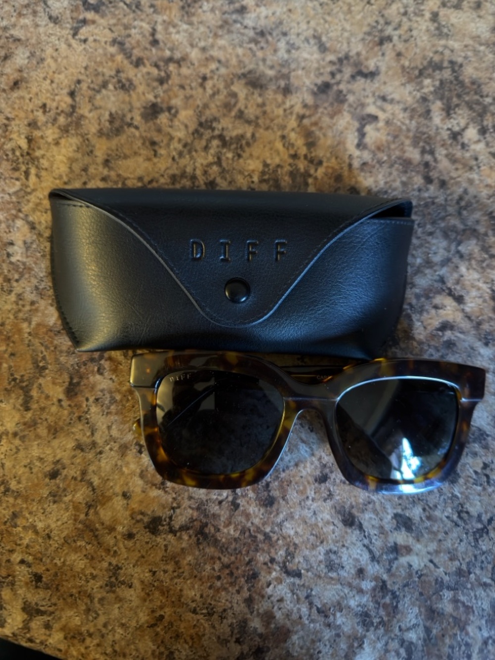 Diff Eyewear Tortoiseshell Brown Sunglasses with Black Case